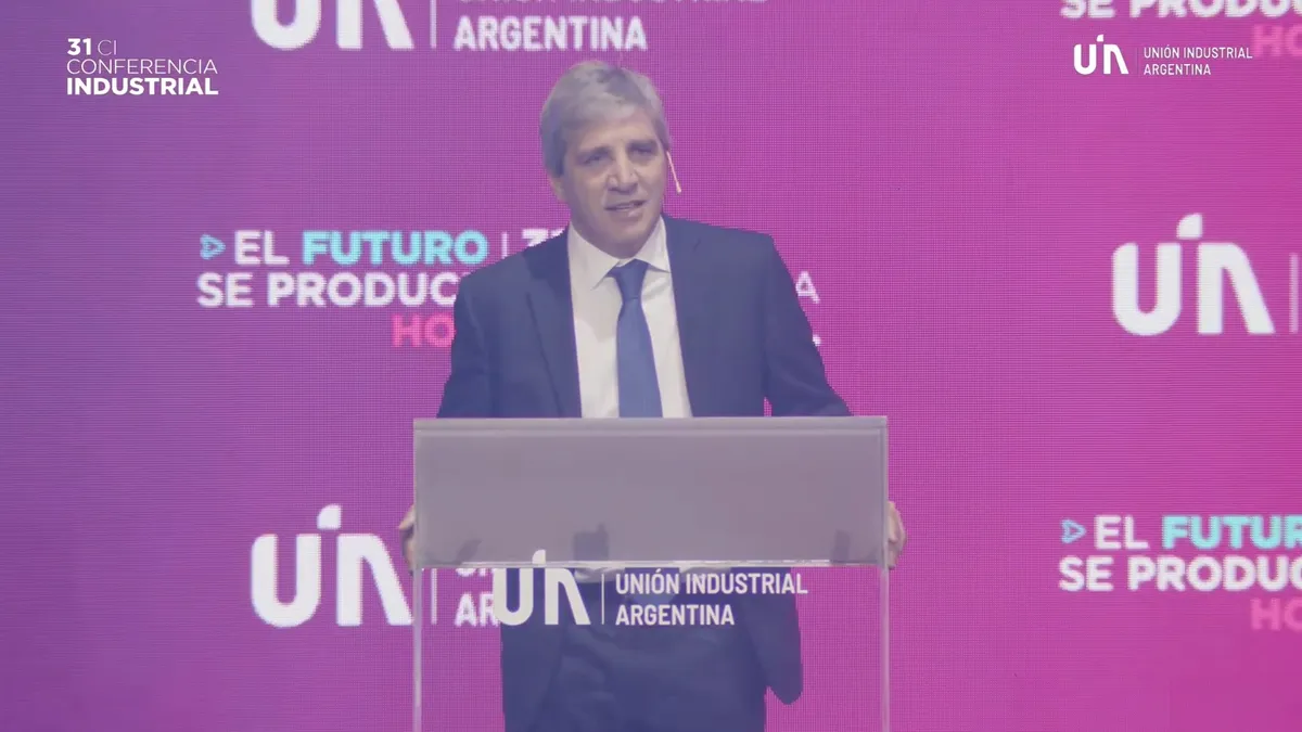 Luis Caputo sobre el dólar: «No podemos darnos el lujo de flotar libremente en un país que tiene la volatilidad política de la Argentina»