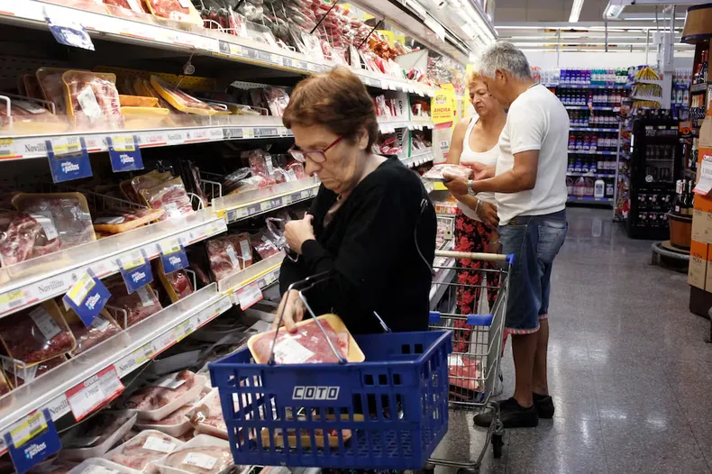 La confianza del consumidor cayó 5,7% en abril y se profundiza la tendencia negativa